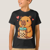Cute Capybara Kawaii Anime Drinking Bubble Tea Lov Tシャツ (正面)