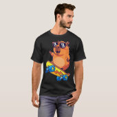 Cute Capybara Skateboarding Chill Animal Lover Art Tシャツ (正面フル)
