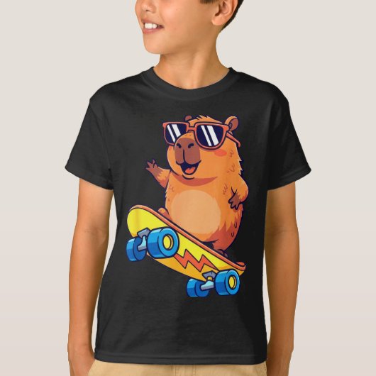 Cute Capybara Skateboarding Chill Animal Lover Art Tシャツ (正面)