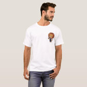 Cute Cartoon Lion Barber Mascot Holding Scissors Tシャツ (正面フル)
