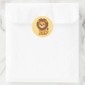 Cute Cartoon Lion on Yellow ラウンドシール (バッグ)