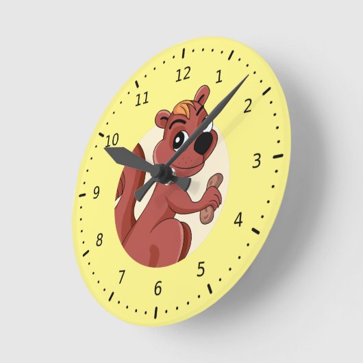 Cute cartoon squirrel with a peanut ラウンド壁時計 (傾斜)