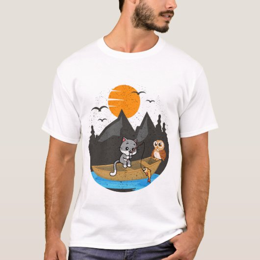 Cute Cat And Owl Fishing Boat Nature Art Tシャツ (正面)