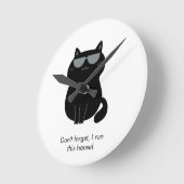 Cute Cat - I run this house now!  ラウンド壁時計 (傾斜)