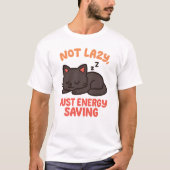 Cute Cat "Not Lazy, Just Energy Saving" Design Tシャツ (正面)