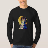 Cute Cat On A Stack Of Books In Moonlight Tシャツ (正面)