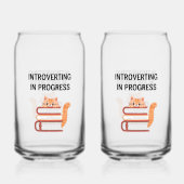 Cute Cat on Books "Introvert in Progress" ガラス缶 (裏面)