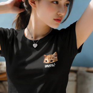 Cute Cat Peeking from Pocket Minimalist Black Tシャツ