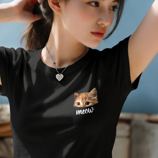 Cute Cat Peeking from Pocket Minimalist Black Tシャツ