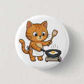 Cute Chef Cat Frying Egg Button 缶バッジ (正面)