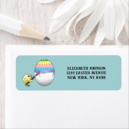 Cute chick paints a beautiful Easter egg ラベル