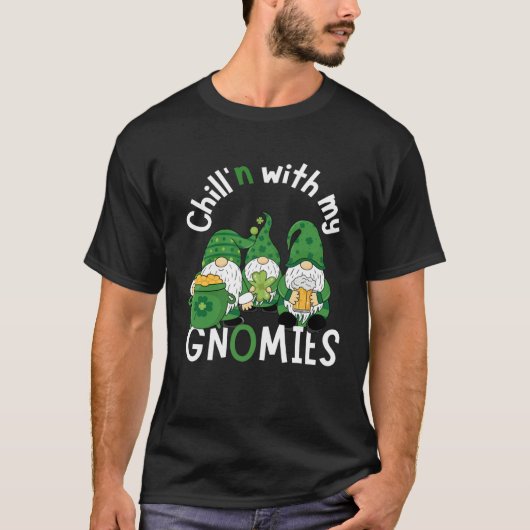 Cute Chill n With My Gnomies  St Patricks day hand Tシャツ (正面)