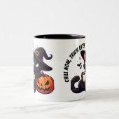 Cute chill Witch Cat & Pumpkin Halloween  ツートーンマグカップ (中央)