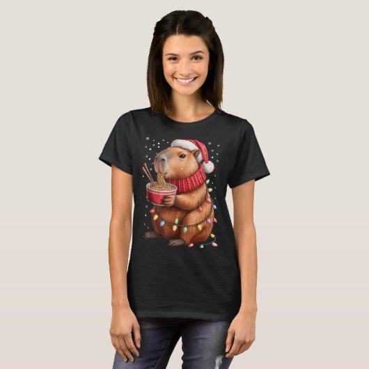 Cute Christmas Capybara With Ramen Bowl Holiday Te Tシャツ (正面フル)