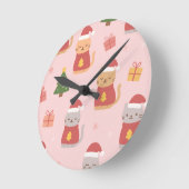 Cute Christmas Cats Pattern – Pink Holiday Design ラウンド壁時計 (傾斜)