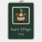 Cute Christmas Elf Holding Merry Sign Green シルバープレートフレームオーナメント (正面)