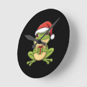 Cute Christmas Frog with Santa Hat Holding  Gift - ラウンド壁時計 (傾斜)