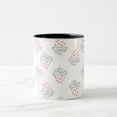 Cute Clouds Raining Hearts Seamless Pattern ツートーンマグカップ (中央)