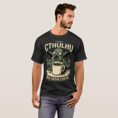 Cute Cthulhu and Coffee Tシャツ (正面フル)