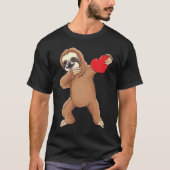 Cute dabbing sloth holding heart love sloth valent tシャツ (正面)