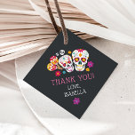 Cute Day of the Dead Sugar Skulls フェイバータグ<br><div class="desc">Thank your party guests with these adorable tags that are perfect for attaching to party favors or goodie bags. Day of the Dead themed design features a soft black background with two intricate sugar skulls decorated with colorful flowers, maracas, and more tiny skulls. Personalize with your custom message and name...</div>