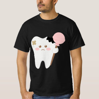 Cute decayed tooth cartoon holding lollipop funny tシャツ