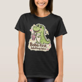 Cute Dino drinking bubble tea, boba tea Tシャツ (正面)