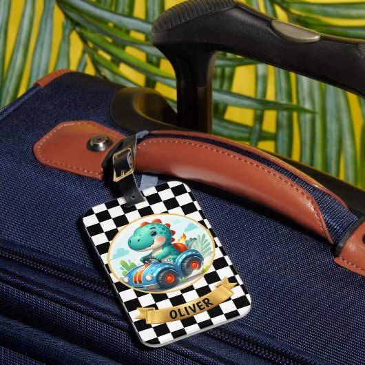 Cute Dinosaur Driving a Race Car ラゲッジタグ (正面インサイチュ1)