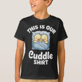 Cute Duck Couple Cozy This Is Our Cuddle  Tシャツ (正面)