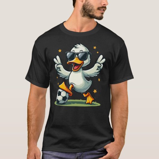 Cute Duck Soccer Funny Duck Playing Soccer Tシャツ (正面)