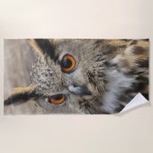 Cute eagle owl ビーチタオル (正面)