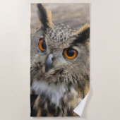 Cute eagle owl ビーチタオル (正面)