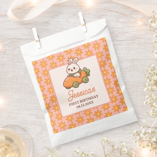 Cute Easter Bunny Floral 1st Birthday Party フェイバーバッグ (クリップ留めされた状態)