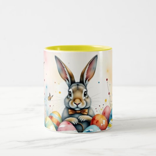 Cute Easter Bunny with Colorful Painted Eggs ツートーンマグカップ (中央)