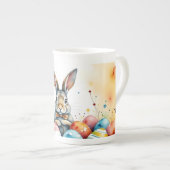 Cute Easter Bunny with Colorful Painted Eggs ボーンチャイナマグカップ (正面右)