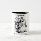Cute Explorer Frog Mug Tiny Creature Big Adventure ツートーンマグカップ (中央)