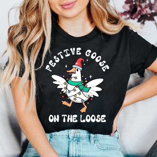 Cute Festive Goose on the Loose Christmas Tシャツ