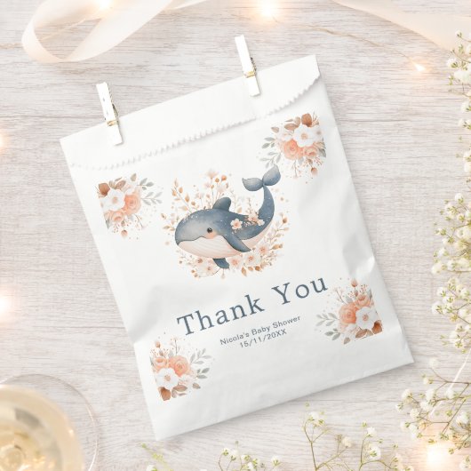 Cute Floral Whale Baby Shower フェイバーバッグ (クリップ留めされた状態)