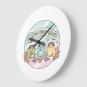 Cute Frog Club – Kawaii Pastel Frogs Floral Cute A ラージ壁時計 (傾斜)