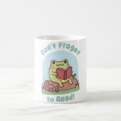 Cute Frog Happily Reading Dont Froget To Read Funn コーヒーマグカップ (中央)