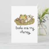 Cute Frog Reading - Books Are My Therapy 招待状 (スタンド正面)