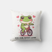 Cute Frog Riding Bicycle | Funny Frog Lover Gift クッション (正面)