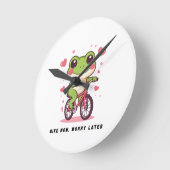 Cute Frog Riding Bicycle | Funny Frog Lover Gift ラウンド壁時計 (傾斜)