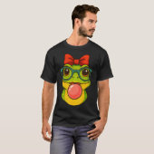 Cute Frog Wearing Glasses  Blowing Pink Bubble Gum Tシャツ (正面フル)