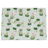 Cute Frogs in Lily Pond ラージペーパーバッグ (正面)