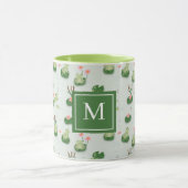 Cute Frogs in Lily Pond Monogrammed Initial マグカップ (中央)