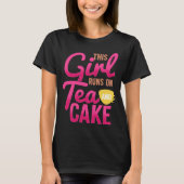 Cute Fun Tea  Womens  This Girl Runs on Tea & Cake Tシャツ (正面)