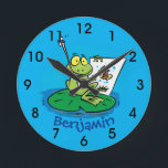 Cute funny green frog cartoon illustration round c ラウンド壁時計<br><div class="desc">For frog lovers! This cute sign features our happy,  cute and adorable frog artist on a lily pad cartoon.</div>