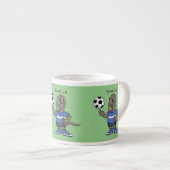 Cute funny Komodo dragon playing soccer cartoon エスプレッソカップ (正面右)