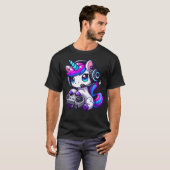 Cute Funny Unicorn Wearing Headphones Playing Vide Tシャツ (正面フル)